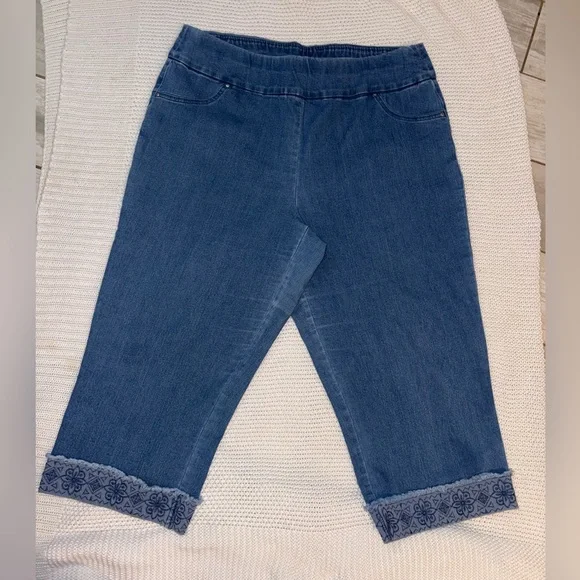 Alfred Dunner Blue Cropped Jeans with Embroidered Cuff - sz14 (P11) - Picture 2 of 4